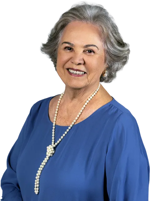 Retrato de Olívia Cicci sorrindo, de blusa azul e colar de pérolas